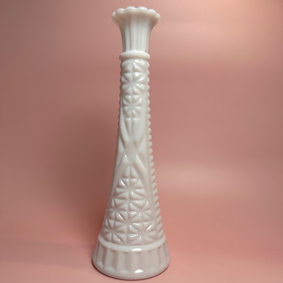 Vintage Milk Glass Bud Vase – Diamond Starburst Pattern - Picture 1 of 4